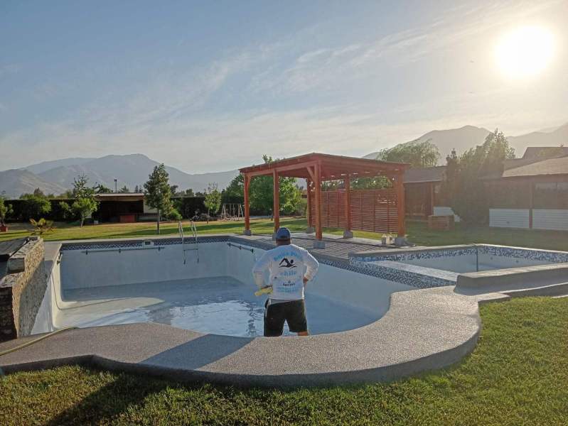 Equipo técnico de Aquapools revisando planos de obra