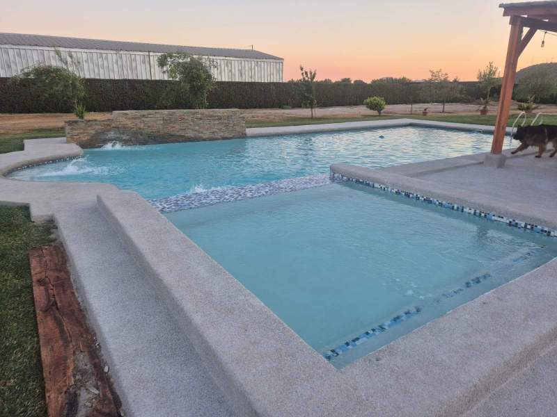 Piscina residencial iluminada con luces LED azules