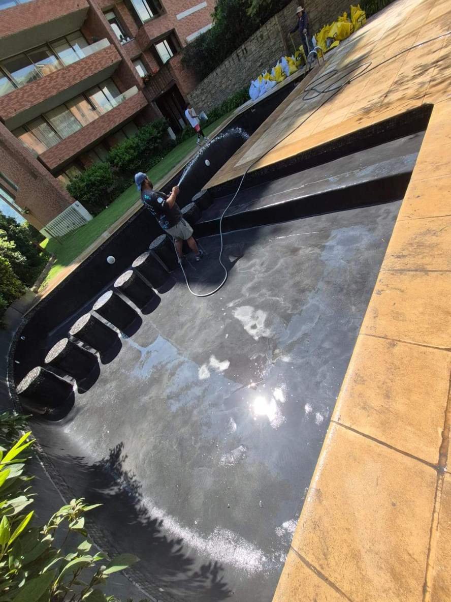 Técnico de mantención de piscina revisando filtro y bomba en sala de máquinas